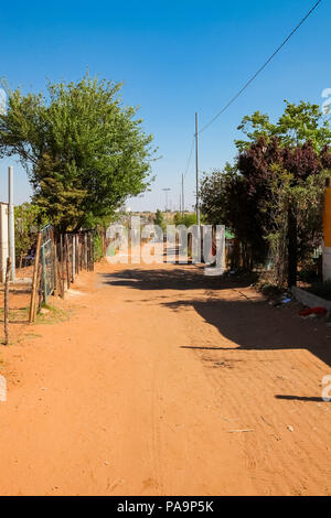 Johannesburg, Südafrika, 11. September 2011, Rückseite Verbündeter Schmutz Straße weg in einem Vorort von Soweto Nachbarschaft Stockfoto