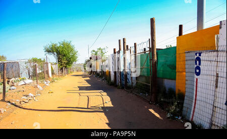 Johannesburg, Südafrika, 11. September 2011, Rückseite Verbündeter Schmutz Straße weg in einem Vorort von Soweto Nachbarschaft Stockfoto