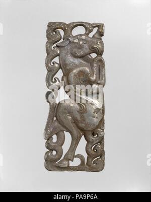 Riemen Plakette mit mythologischen Kreatur. Kultur: North China. Abmessungen: H.5. (12,7 cm); W. 2. (5,1 cm). Datum: 3.Jahrhundert v. Chr.. Museum: Metropolitan Museum of Art, New York, USA. Stockfoto