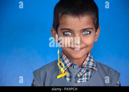 Gehörlose Mädchen mit außergewöhnlichen blauen Augen an chingari Rehabilitationszentrum, Bhopal, Indien Stockfoto