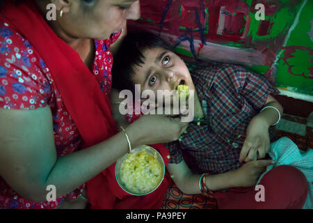 Behinderten Kindes an chingari Rehabilitationszentrum, Bhopal, Indien Stockfoto