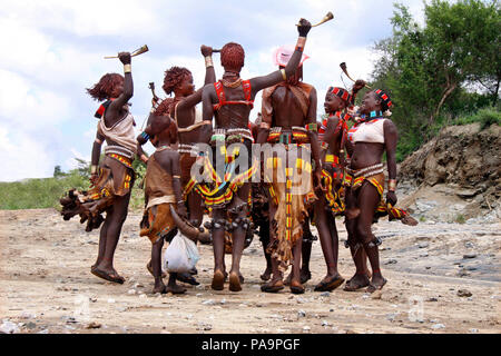 Hamer Frauen tanzen während der Stier springen Zeremonie (Ukuli ritual) von Hamer Hamar Stamm, Äthiopien Stockfoto