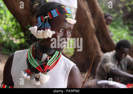 Maza während Bull springen Zeremonie (Ukuli ritual) von Hamer Hamar Stamm, Äthiopien Stockfoto