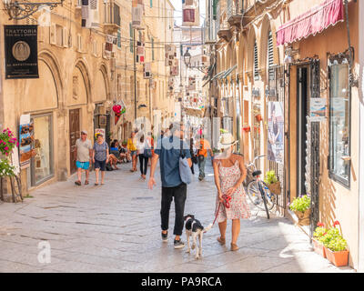 Via Roma in der Altstadt von Alghero, Sardinien, Italien Stockfoto