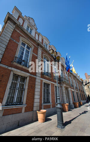 Stadt Boulogne-sur-Mer, Frankreich. Malerische Aussicht auf das Rathaus (Hotel de Ville), Haute Ville's Place Godefroy de Bouillon entfernt. Stockfoto