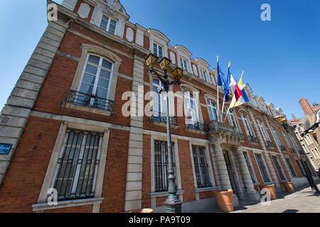 Stadt Boulogne-sur-Mer, Frankreich. Malerische Aussicht auf das Rathaus (Hotel de Ville), Haute Ville's Place Godefroy de Bouillon entfernt. Stockfoto