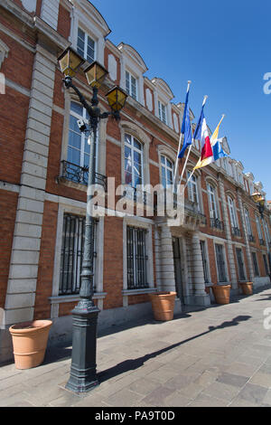 Stadt Boulogne-sur-Mer, Frankreich. Malerische Aussicht auf das Rathaus (Hotel de Ville), Haute Ville's Place Godefroy de Bouillon entfernt. Stockfoto