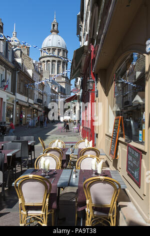 Stadt Boulogne-sur-Mer, Frankreich. Malerische Ansicht von Cafés, Geschäften und Restaurants in Boulogne-sur-Mer Haute Ville, in der Rue de Lille. Stockfoto