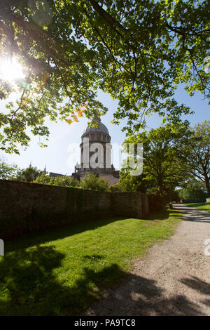 Stadt Boulogne-sur-Mer, Frankreich. Malerische Aussicht auf die Haute Ville Wand in der Nähe von Porte Neuve, mit der die Notre Dame Basilica im Hintergrund. Stockfoto