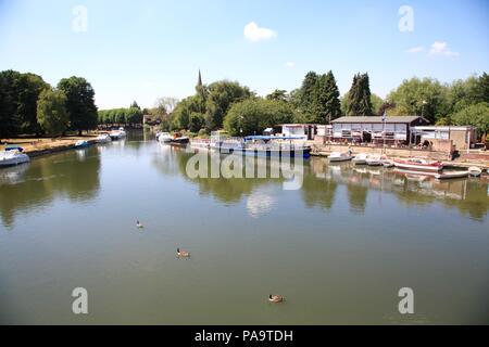 Boote auf dem Fluss Themse Abingdon in Oxfordshire England mit St Helen's Kirche im Hintergrund Stockfoto