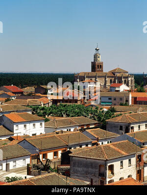 Coca, Segovia Provinz, Kastilien und Leon, Spanien. Panoramablick auf die Stadt und die Kirche Santa Maria la Mayor, dessen Bau im Jahre 1520 abgeschlossen wurde. Stockfoto