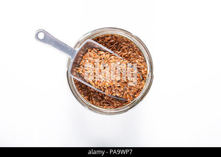 Gesunde Ernährung Konzept organischer Leinsamen mit Eisen Lufthutze in Glas Glas auf weißem Hintergrund Stockfoto