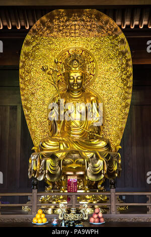 Golden Quan Yin Bodhisattva Statue in den Jade Buddha Tempel, Shanghai China. Stockfoto