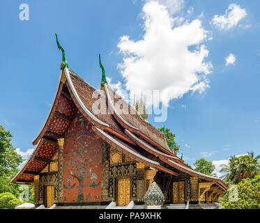 Die schönen Mosaik "Der Baum des Lebens' in der berühmten Wat Xieng Thong Tempel in Luang Prabang, Laos Stockfoto