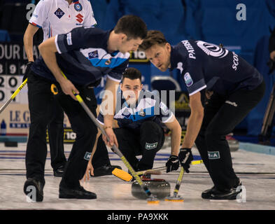 Glasgow, Schottland, Schottland, Hammy McMILLAN, folgt dem Lauf der seine 'Stone' während der 'Round Robin', 'Spiel, Schottland vs Italien im 'Le Gruyère europäischen Curling-WM', 2016 Veranstaltungsort Braehead, Schottland, Mittwoch 23/11/2016 © Peter SPURRIER, Stockfoto