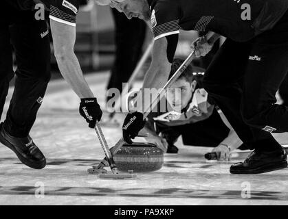 Glasgow, Schottland, Schottlands Glen MUIRHEAD, Uhren der hs-Ton', dachte die Beine und Bürsten von Mannschaftskameraden {L}-Hammy McMILLAN und {R} Ross PATERSON während der "Round Robin", "Spiel, Schottland vs Italien im 'Le Gruyère europäischen Curling-WM', 2016 Veranstaltungsort Braehead, Schottland, Mittwoch 23/11/2016 © Peter SPURRIER, Stockfoto