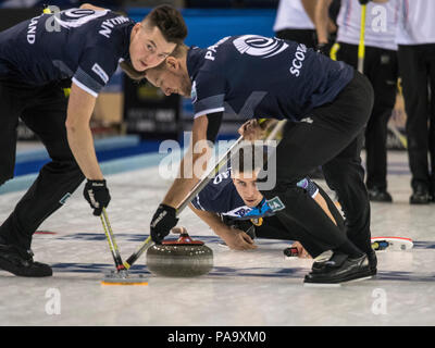 Glasgow, Schottland, Schottlands Glen MUIRHEAD, Uhren der hs-Ton', dachte die Beine und Bürsten von Mannschaftskameraden {L}-Hammy McMILLAN und {R} Ross PATERSON während der "Round Robin", "Spiel, Schottland vs Italien im 'Le Gruyère europäischen Curling-WM', 2016 Veranstaltungsort Braehead, Schottland, Mittwoch 23/11/2016 © Peter SPURRIER, Stockfoto