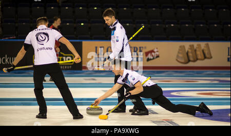 Glasgow, Schottland, Schottland, "Hammy McMILLAN', 'Annäherung an die Hog Line" mit seinem, den Tonfall' während der 'Le Gruyère europäischen Curling-WM', 2016 Veranstaltungsort Braehead, Schottland, Sonntag 20/11/2016 © Peter SPURRIER, Stockfoto