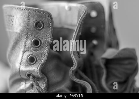 Israelische Fallschirmjäger alten, abgenutzten, rote Stiefel Stockfoto