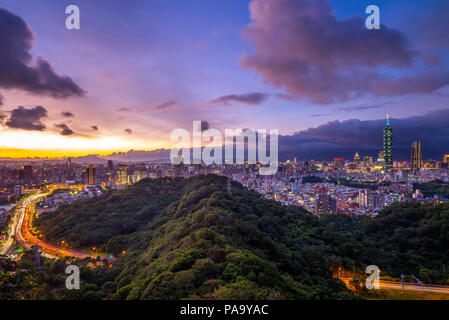 Panoramablick von Taipei City bei Nacht Stockfoto