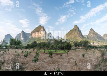 Panoramablick auf die grünen Berge in noch Wasser wider. Yangshou, China Stockfoto