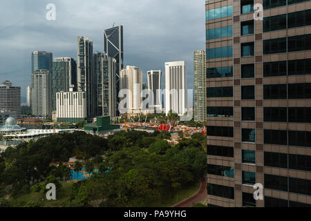 Blick auf die Gebäude surroundign den KLCC Park, Kuala Lumpur, Malaysia Stockfoto