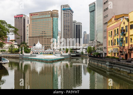 Masjid Jamek Moschee Sultan Abdul Samad am Zusammenfluss der beiden Flüsse, die von Gebäuden unterschiedlichen Alters umgeben. Kuala Lumpur, Malaysia Stockfoto