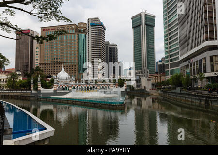 Masjid Jamek Moschee Sultan Abdul Samad am Zusammenfluss der beiden Flüsse, die von Gebäuden unterschiedlichen Alters umgeben. Kuala Lumpur, Malaysia Stockfoto