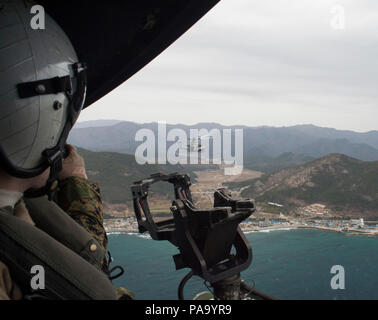 160309-N-Jahre 245-044 EAST SEA (9. März 2016) Marines Medium Tilt rotor Squadron (VMM) 166 befestigt (Verstärkt) Führen Sie den Flugbetrieb in Ein UH-1Y Venom Hubschrauber während der Übung Ssang Yong 2016. Ssang Yong ist eine Biennale kombiniert amphibische Übung von vorne durchgeführt - Einsatz der US-Streitkräfte mit der Republik Korea Navy und Marine Corps, der Australischen Armee und Royal New Zealand Streitkräfte, um die Interoperabilität zu stärken und die Zusammenarbeit in einem breiten Spektrum von militärischen Operationen - von der Katastrophenhilfe bis hin zu komplexen expeditionary Operations. (U.S. Marine Foto von Masse Kommu Stockfoto