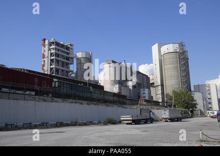 Noworossijsk, Russland - Juli 8, 2018: eine große Zementwerk Verkhnebakansky Zementwerk Stockfoto