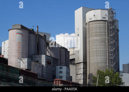 Noworossijsk, Russland - Juli 8, 2018: eine große Zementwerk Verkhnebakansky Zementwerk Stockfoto