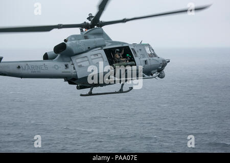 Ein US-Marine UH-1Y Venom fliegt über den Pazifischen Ozean als Flug Proben für übung SSang Yong, der Republik Korea, 9. März 2016 beginnen. SSang Yong 16 ist ein HALBJÄHRLICHER Kombiniert amphibische Übung von vorne durchgeführt - Einsatz der US-Streitkräfte mit der Republik Korea Navy und Marine Corps, der Australischen Armee und Royal New Zealand Streitkräfte, um die Interoperabilität zu stärken und die Zusammenarbeit in einem breiten Spektrum von militärischen Operationen - von der Katastrophenhilfe bis hin zu komplexen expeditionary Operations. (U.S. Marine Corps Foto von Sgt. Birl Briauna/freigegeben) Stockfoto