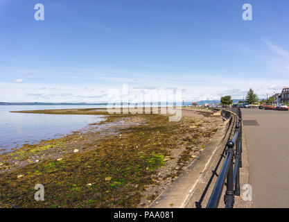 Die Stadt von Largs als "Juwel der Clyde in Schottland mit Aubrey in der Ferne bekannt. Bild Netzspannungsleitungen seaweeded Bay. Stockfoto