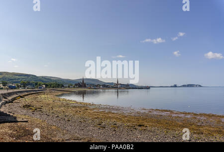 Die Stadt von Largs als "Juwel der Clyde in Schottland mit Hunterston Kraftwerke in der Ferne bekannt. Bild Netzspannungsleitungen seaweeded Bay. Ich Stockfoto