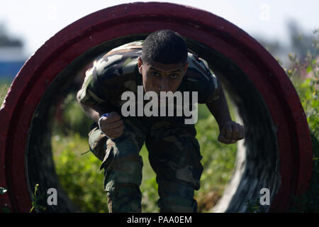 Ein irakischer Soldat in der Irakischen Ranger Kurs eingeschrieben verläuft durch Tunnel, als er einen Hindernisparcours im Camp Taji, Irak, 7. März 2016 verhandelt. Die Irakische Ranger Kurs ist eine erweiterte Infanterie Bekämpfung der Schule eingerichtet wurde, um Spezielle Betriebe Soldaten der irakischen Armee auszubilden. Ausbildung an der Aufbau der Kapazitäten ist ein integraler Bestandteil der Combined Joint Task Force - Betrieb die Lösung der multinationalen Bemühung, irakische Sicherheitskräfte der Islamischen Staat im Irak und der Levante zu besiegen. (U.S. Armee Foto von Sgt. Paul Verkauf/Freigegeben) Stockfoto