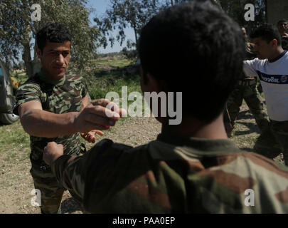 Ein irakischer Soldat eingeschrieben in der Irakischen Ranger Kurs Praxis am Hals des Gegners während martial arts Training im Camp Taji, Irak, 7. März 2016 markant. Die Irakische Ranger Kurs ist eine erweiterte Infanterie Bekämpfung der Schule eingerichtet wurde, um Spezielle Betriebe Soldaten der irakischen Armee auszubilden. Ausbildung an der Aufbau der Kapazitäten ist ein integraler Bestandteil der Combined Joint Task Force - Betrieb die Lösung der multinationalen Bemühung, irakische Sicherheitskräfte der Islamischen Staat im Irak und der Levante (USA zu besiegen. Armee Foto von Sgt. Paul Verkauf/Freigegeben) Stockfoto