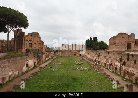 Palast des Kaisers Domitian auch als domitian's Stadion bekannt (Stadio di Domiziano) oder "Circus Agonalis'. Ansicht des Palatin, Rom, Italien. Stockfoto