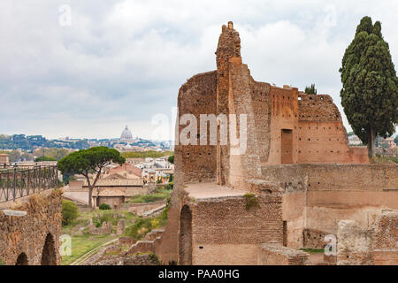 Der Domus Augustana oder römischen Palast von Domitian mit Petersdom im Hintergrund. Ansicht des Palatin, Rom, Italien. Stockfoto