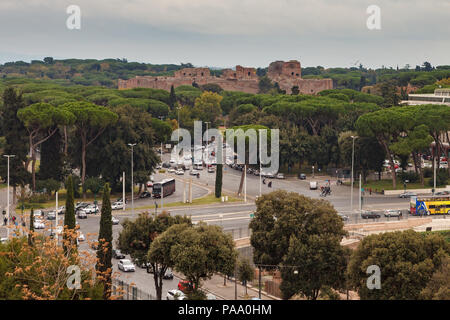 Die Bäder von Caracalla (Italienisch: Terme di Caracalla). Blick vom Palatin, Rom, Italien. Stockfoto