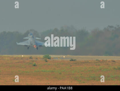 Ein Royal Thai Air Force JAS 39 Gripen nimmt während der Übung bewältigen Tiger 16, auf Korat Royal Thai Air Force Base, Thailand, 11. März 2016. Übung bewältigen Tiger 16 umfasst über 1.200 Mitarbeiter aus drei Ländern und setzt das Wachstum der Starken, interoperable und vorteilhaften Beziehungen in der asiatisch-pazifischen Region, demonstriert den US-Fähigkeit, Kräfte strategisch in einer kombinierten, gemeinsame Umwelt Projekt. (U.S. Air Force Foto von Tech Sgt. Aaron Oelrich/Freigegeben) Stockfoto