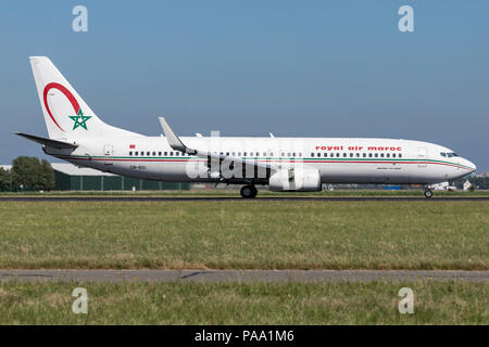 Royal Air Maroc Boeing 737-800 mit der Registrierung CN-RGI Just Landed auf Landebahn 18R (Polderbaan) der Flughafen Amsterdam Schiphol. Stockfoto