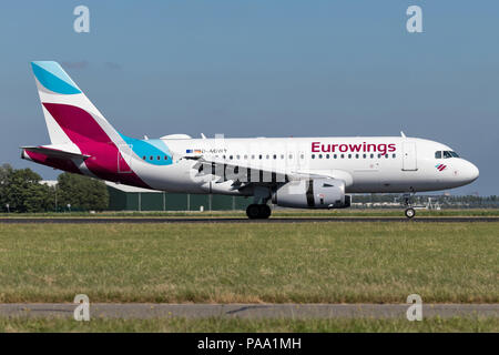 Deutsche Eurowings Airbus A319-100 mit der Registrierung D-AGWY nur auf Landebahn 18R (Polderbaan) der Flughafen Amsterdam Schiphol gelandet. Stockfoto