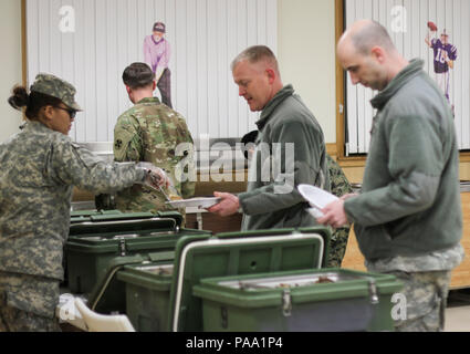 Pvt. Cheyenne Begay, ein radfahrzeug Mechaniker mit Sitz Service Firma, Sitz und Hauptverwaltung Bataillon, achte Armee und einer White River, Az. native, serviert eine große Portion Moral zu hungrig Amerikanische und südkoreanische Soldaten, 10. März auf Yongsan Garnison, Seoul. Begay sagte genießt die Pflicht, die aus ihrem Alltag anders ist, aber das Alle das köstliche Essen macht hungrig. Stockfoto