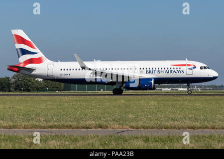 British Airways A320-200 mit der Registrierung G-EUYW Just Landed auf Landebahn 18R (Polderbaan) der Flughafen Amsterdam Schiphol. Stockfoto