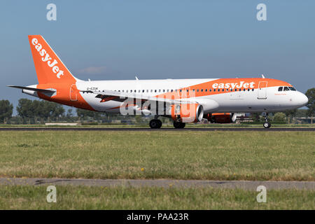 Britische easyJet Airbus A320-200 mit der Registrierung G-EZUK nur auf Landebahn 18R (Polderbaan) der Flughafen Amsterdam Schiphol gelandet. Stockfoto