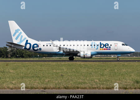 Britische flybe Embraer ERJ-175 (alte Livery) Mit der Registrierung G-FBJB Just Landed auf Landebahn 18R (Polderbaan) der Flughafen Amsterdam Schiphol. Stockfoto