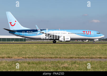 Niederlande Niederländische TUI Airlines Boeing 737-800 mit der Registrierung PH-TFC Just Landed auf Landebahn 18R (Polderbaan) der Flughafen Amsterdam Schiphol. Stockfoto