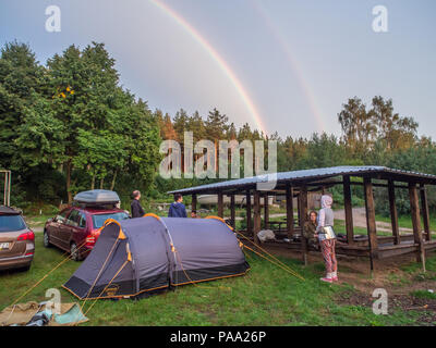 Fluss Wda, Polen - 21. August 2016: Zelte, Regenbogen, Auto und die Leute auf dem Campingplatz bei einer Bank eines der Fluss Wieprza Stockfoto