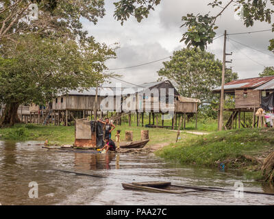 Belen, Peru - 27. März 2018: Familie Wäsche in den Fluss. Schwimmende Häuser in der Flussniederung der Itaya Fluss, ärmsten Teil von Iquitos - Belén Stockfoto