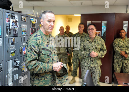 Marine Gen. Joseph Dunford, Vorsitzender des Generalstabs, besucht U.S. Naval Station Guantanamo Bay, Kuba, 9. März 2016. Sein Besuch umfasste eine Tour von Camp V und VI mit Joint Task Force Commander Navy hinten Adm. Peter J. Clarke und JTF älterer Soldat Führer Command Sgt. Maj. David W. Carr, wo er Troopers sprach. Stockfoto